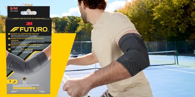 Jugador de tenis que lleva una manga de compresión premium para codo FUTURO, con el embalaje del producto visible
